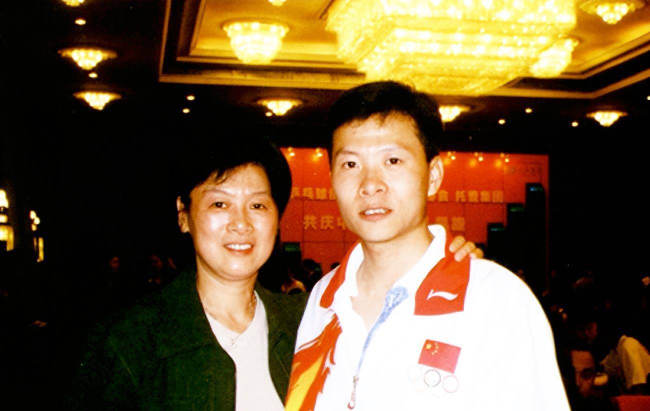 他不再胆小自卑,开始主动与队友孙军,夏煊泽,陈宏等人较量.