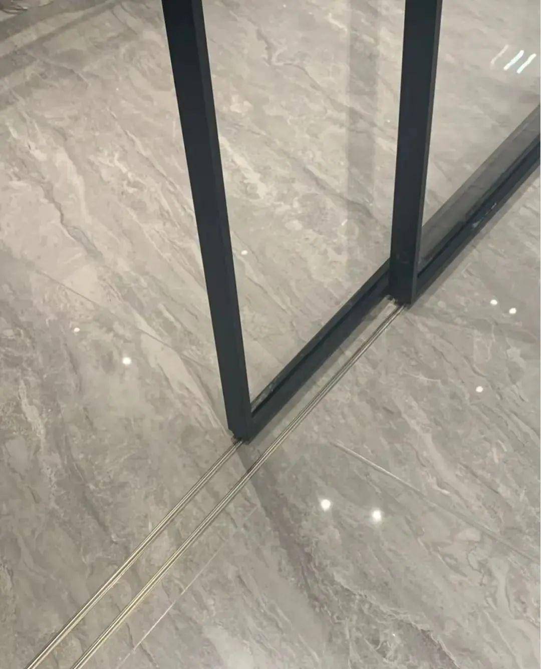 厨房到底选吊轨门好,还是地轨门好?