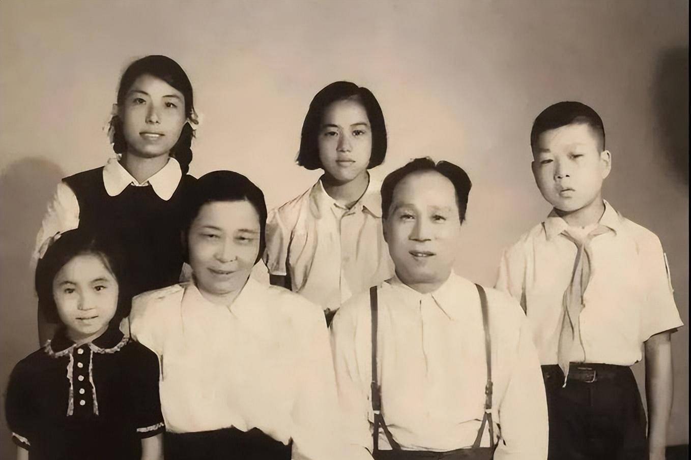 1990年,女将军李贞离世,工作人员看到所剩遗物,禁不住崩溃痛哭_游击队