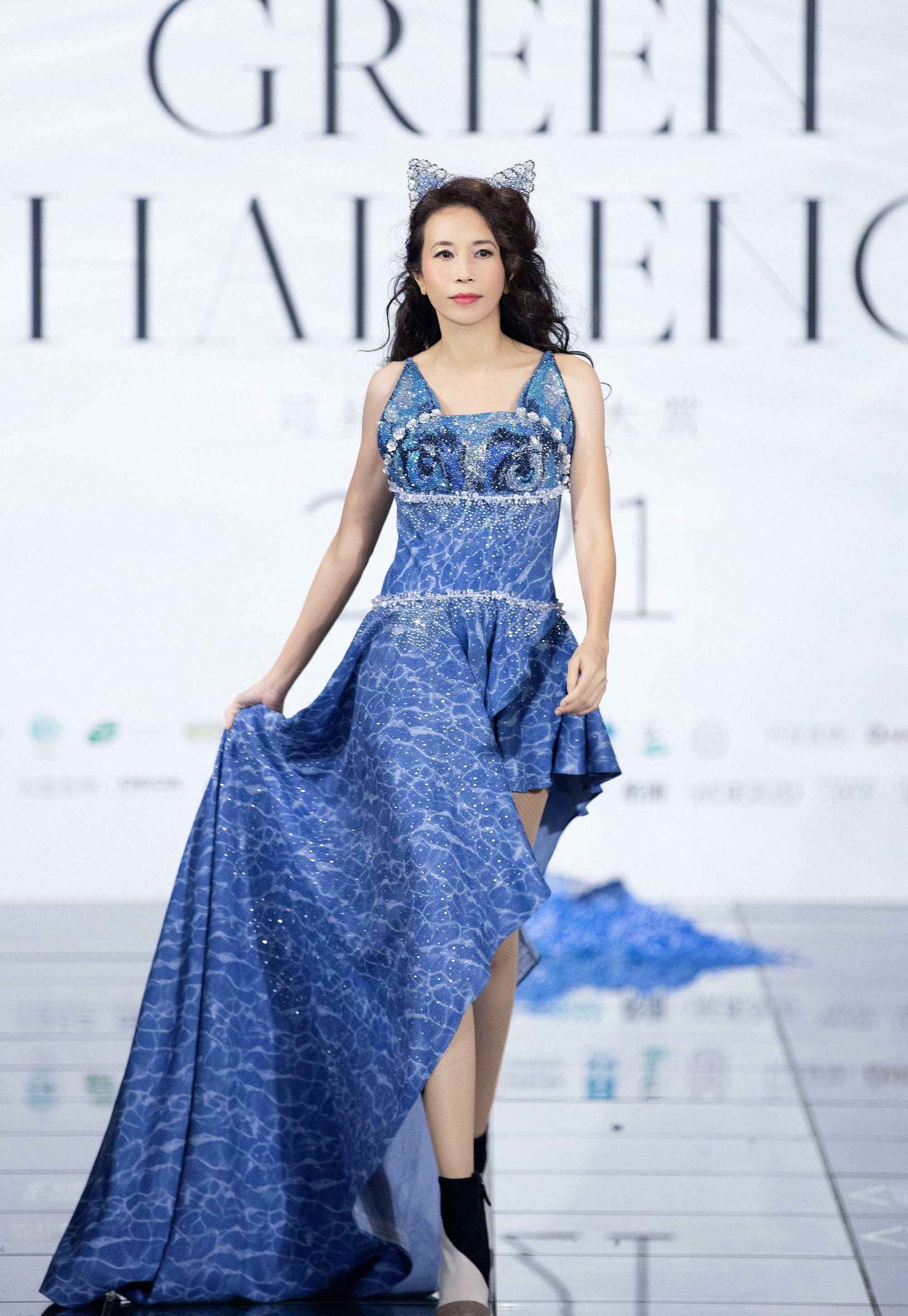 莫文蔚现身可持续时尚t台,穿蓝色长裙秀美腿,51岁身材惹人羡_地球_莫