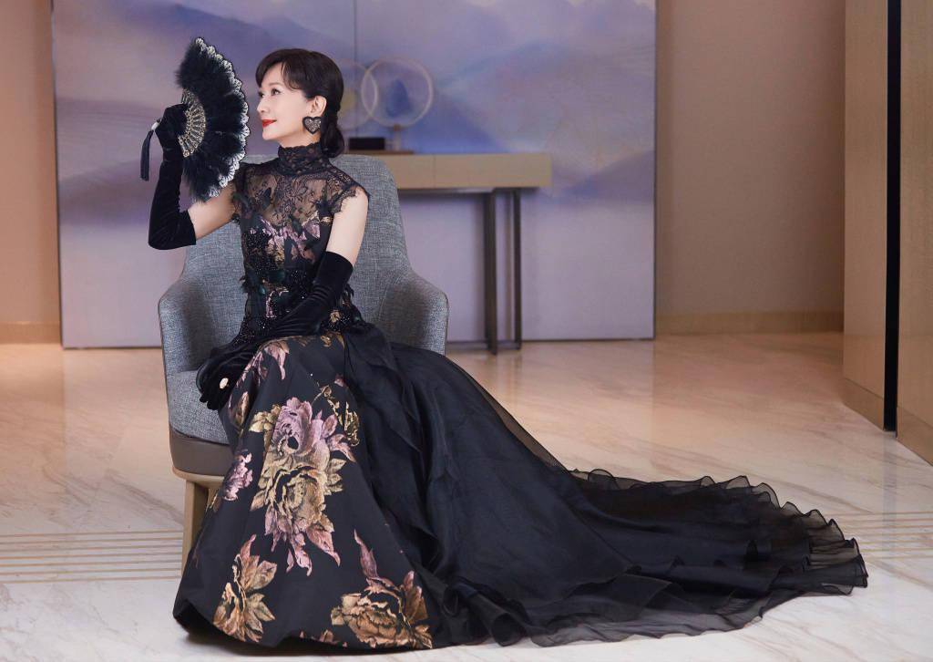 赵雅芝黑色刺绣蕾丝拖尾长裙造型写真 美艳霸气变冷御女神_赵雅芝