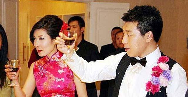 09年"神枪手"杜丽嫁小4岁的庞伟,隔年产子,今儿子被赞好苗子_教练