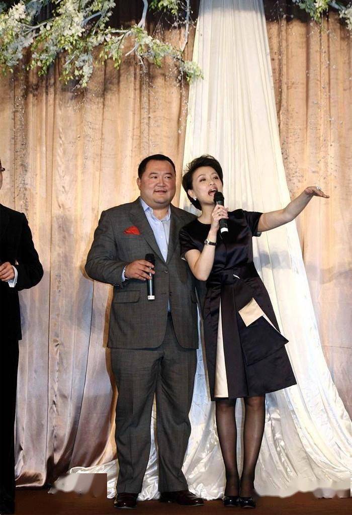 杨澜携富豪老公亮相,用"不对称设计"穿出高级感,美得优雅大方_身材