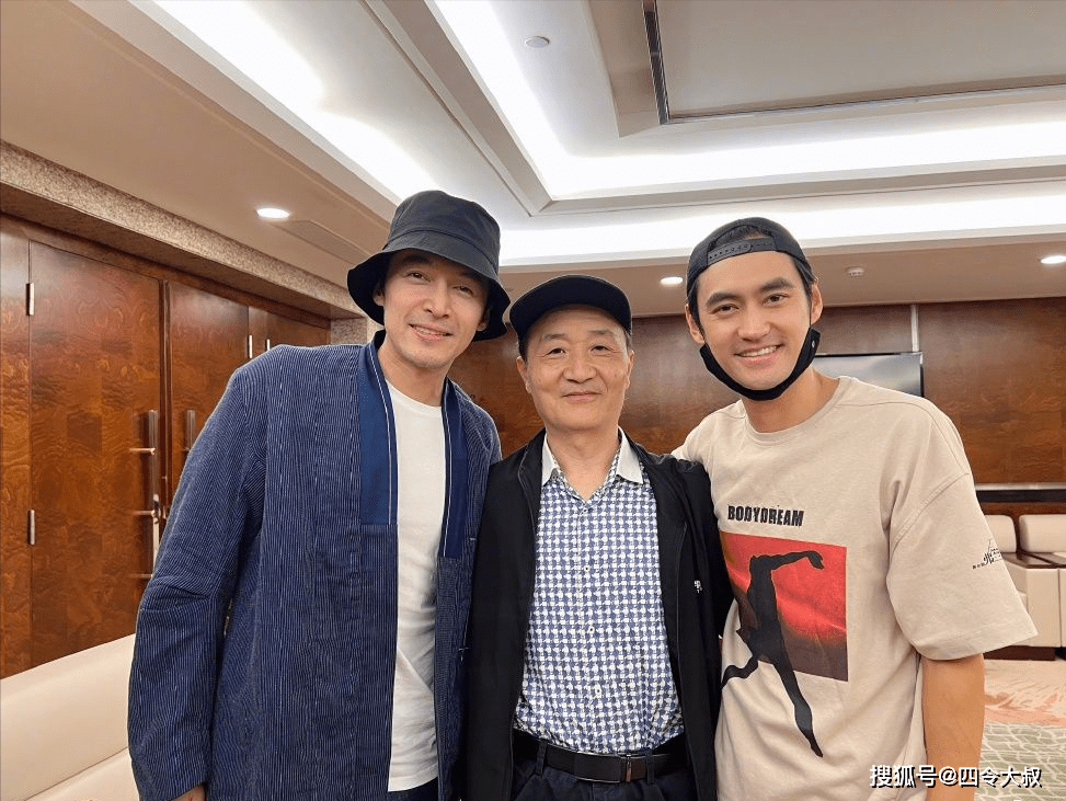 胡歌袁弘21年坚情,一张照看透,逼张歆艺怀疑夫性向_工作_话剧_车祸