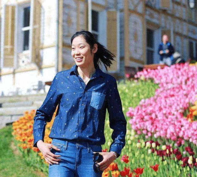 朱婷用蓝色的衬衫穿出清爽减龄感,下半身搭配修身款式的蓝色牛仔裤,在