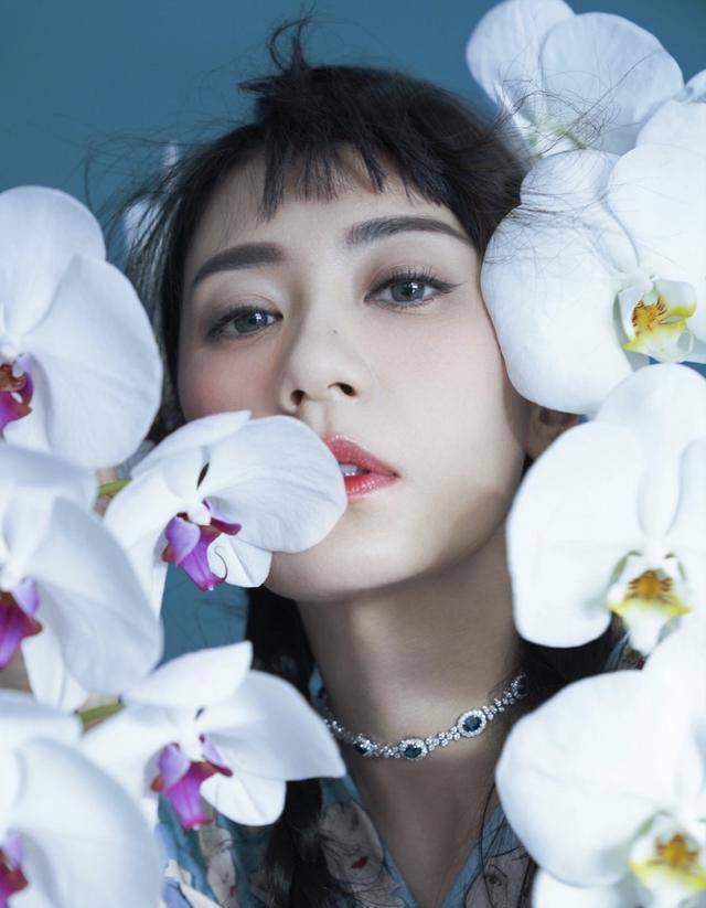 46岁贾静雯挑战超长双马尾,狗啃式刘海少女感爆棚,美回赵敏时代_造型