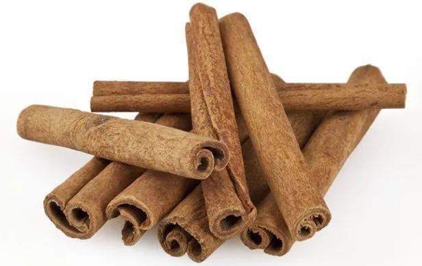 玉桂又名肉桂,大桂,中国桂皮等,樟树科植物常绿乔木玉桂树,起源于玉桂