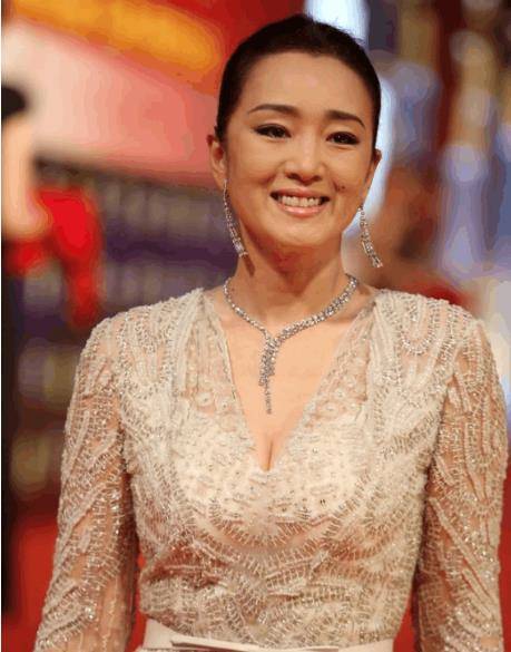 55岁巩俐和老公逛街发福认不出,曾和张艺谋相恋8年,不忠诚被抓_婚姻