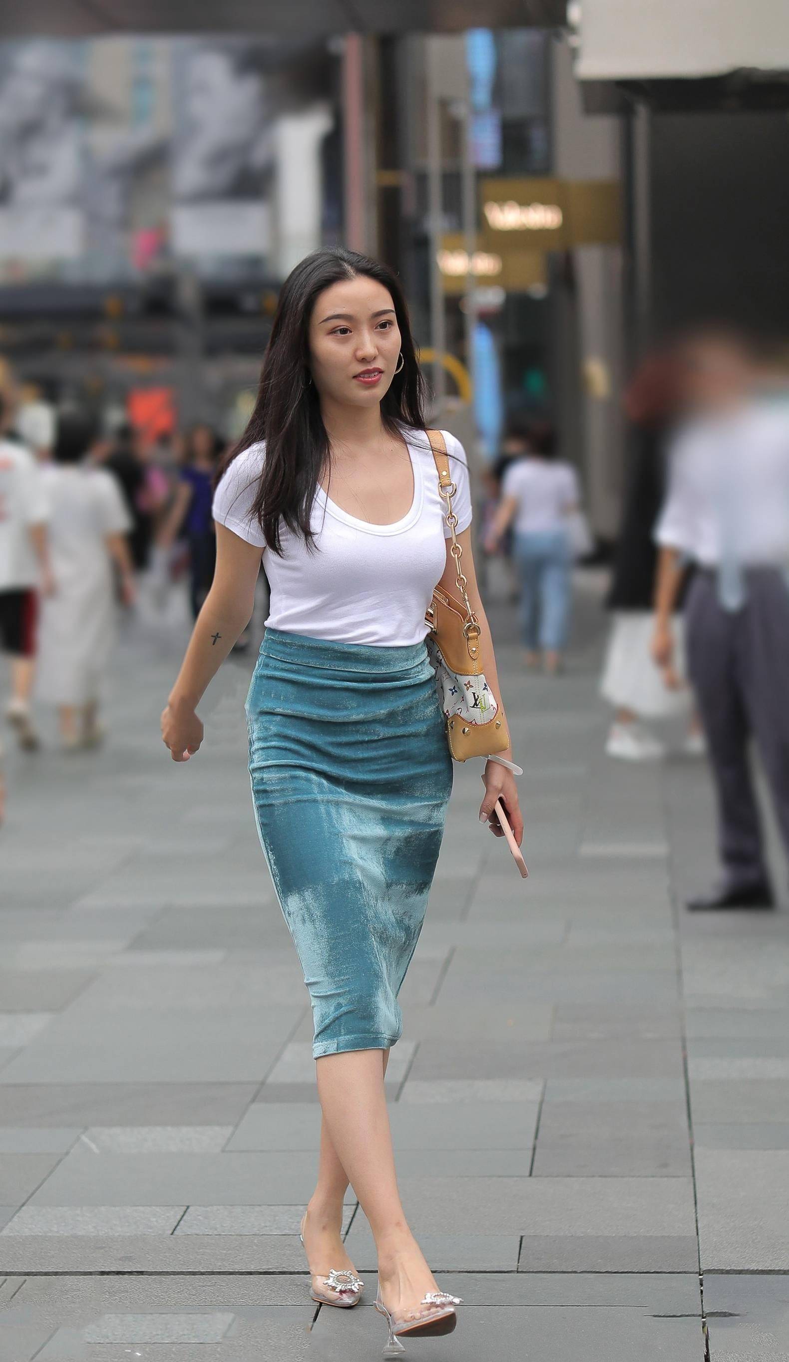 白色t恤搭配蓝色天鹅绒裙和水晶高跟凉鞋,尽显知性优雅