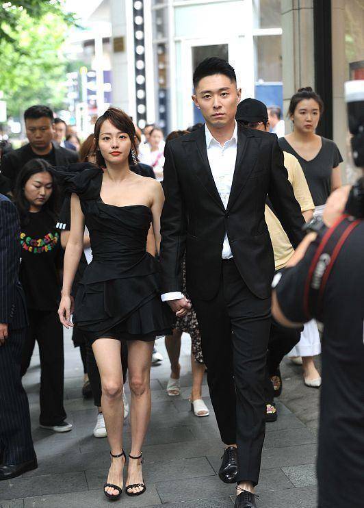 张嘉倪在买超身边好娇小,穿高时尚亮片裙秀腿,辣妈的气质挺浓郁_女生