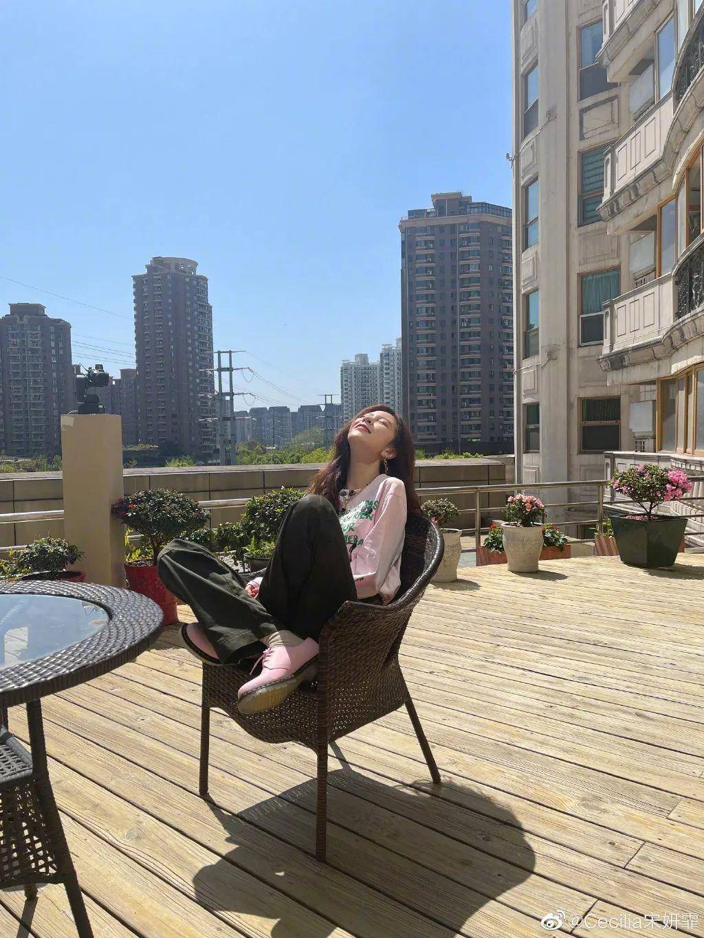 我翻遍了宋妍霏的上海豪宅,95后潮流小花的家里有什么?