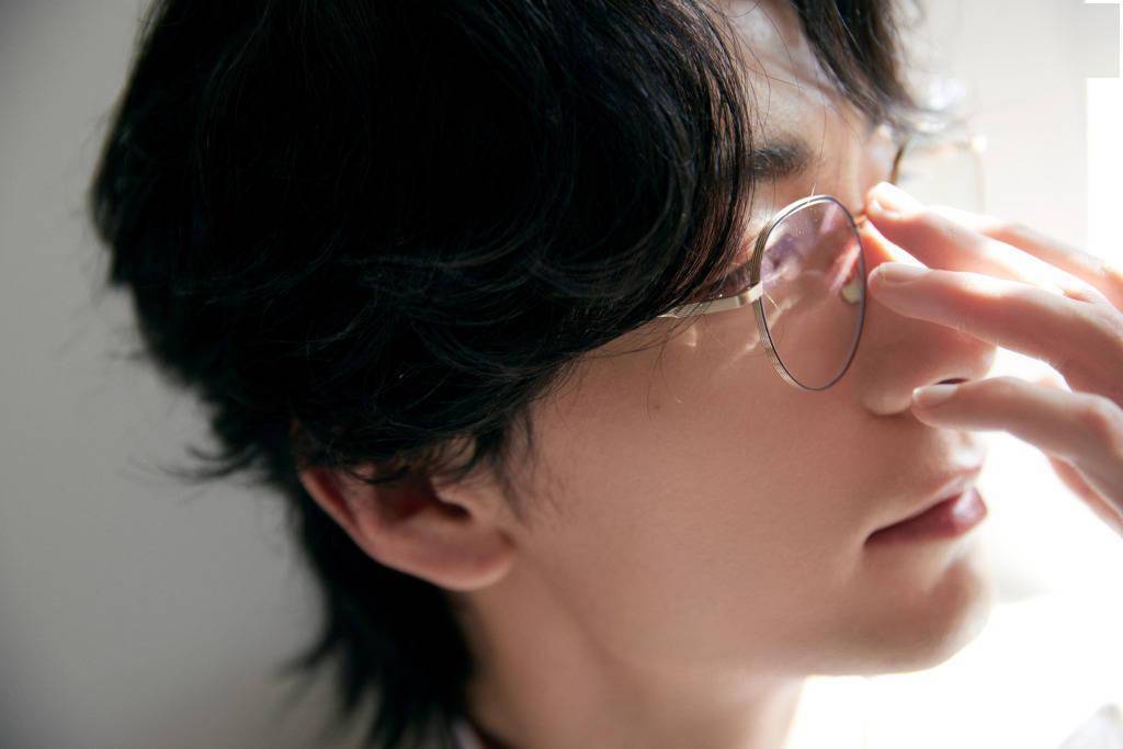 陈星旭米色西装造型观展 戴眼镜拍写真斯文帅气_展览_时尚_活动