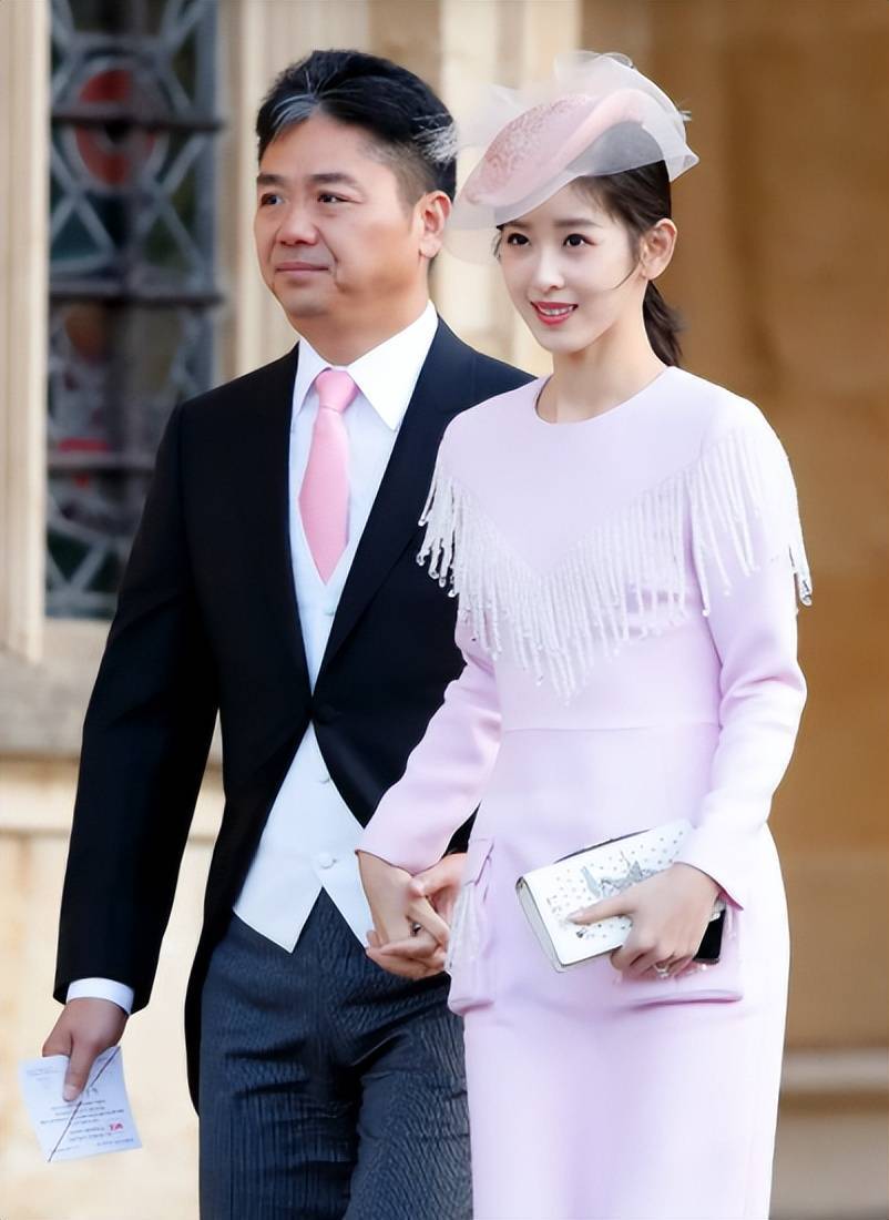 "奶茶妹妹"二胎孕照曝光,与刘强东美国逛超市,将出席丈夫庭审_章泽天