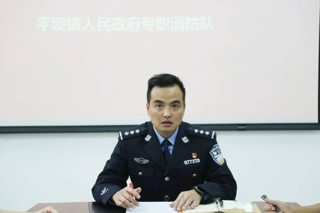 先 进 个 人工作剪影文山市公安局副局长 原平坝派出所所长何立焕他就