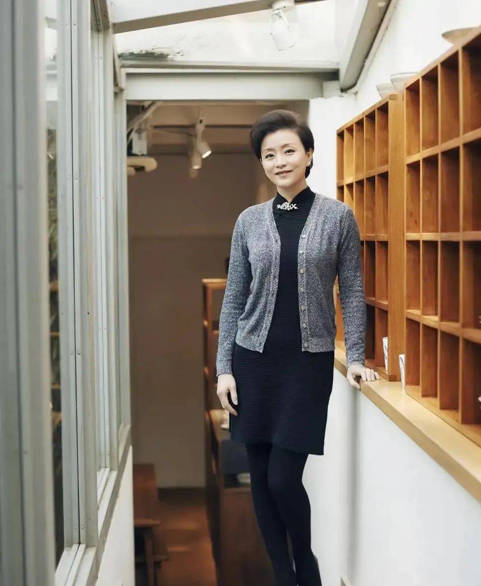 为了给富豪老公面子,杨澜不仅降低女强人气场,还变得很温柔娇羞_女性