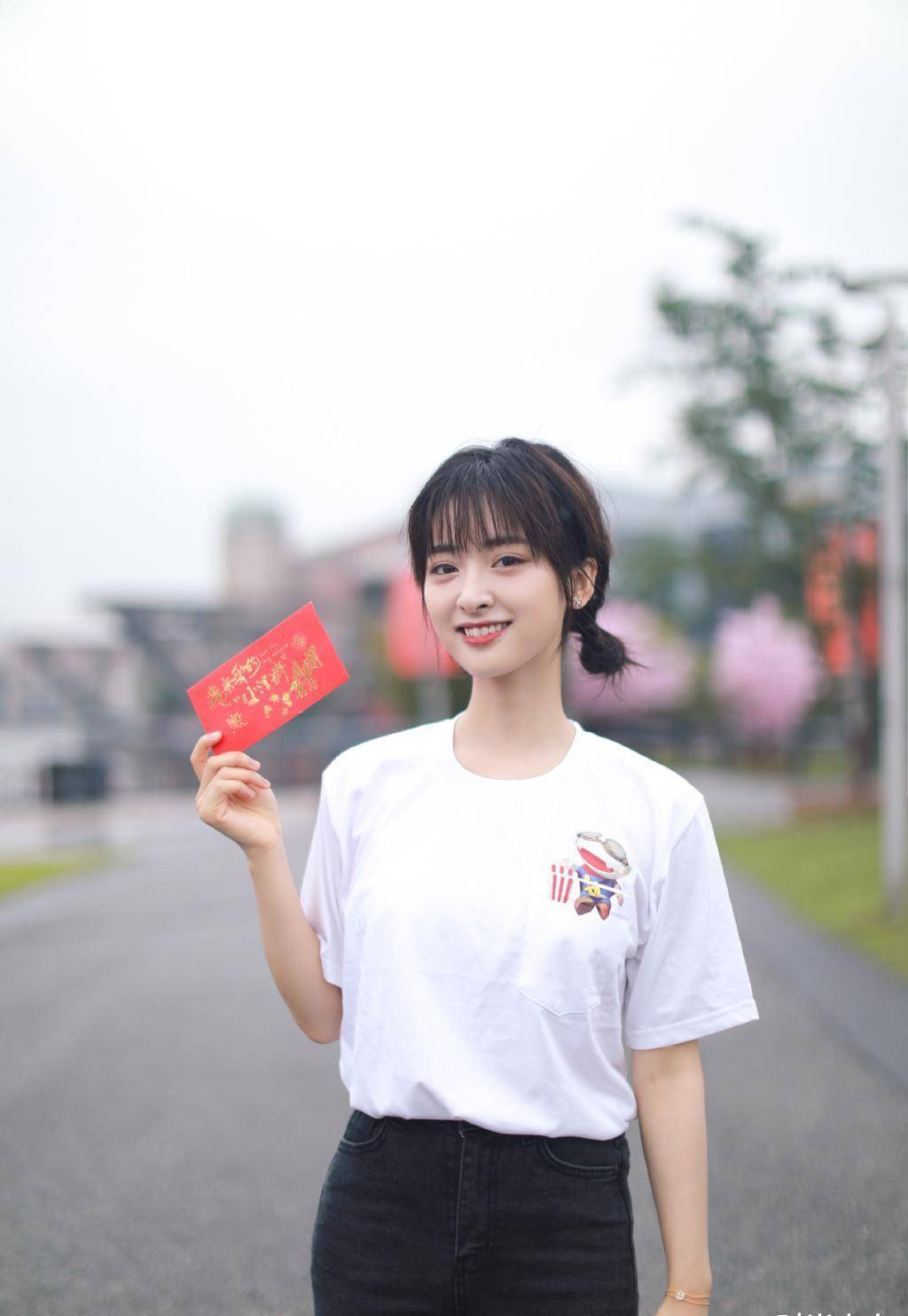 沈月真的瘦了,穿小黑裤凹出"铅笔腿",站人群中美得耀眼夺目_女生_裙子