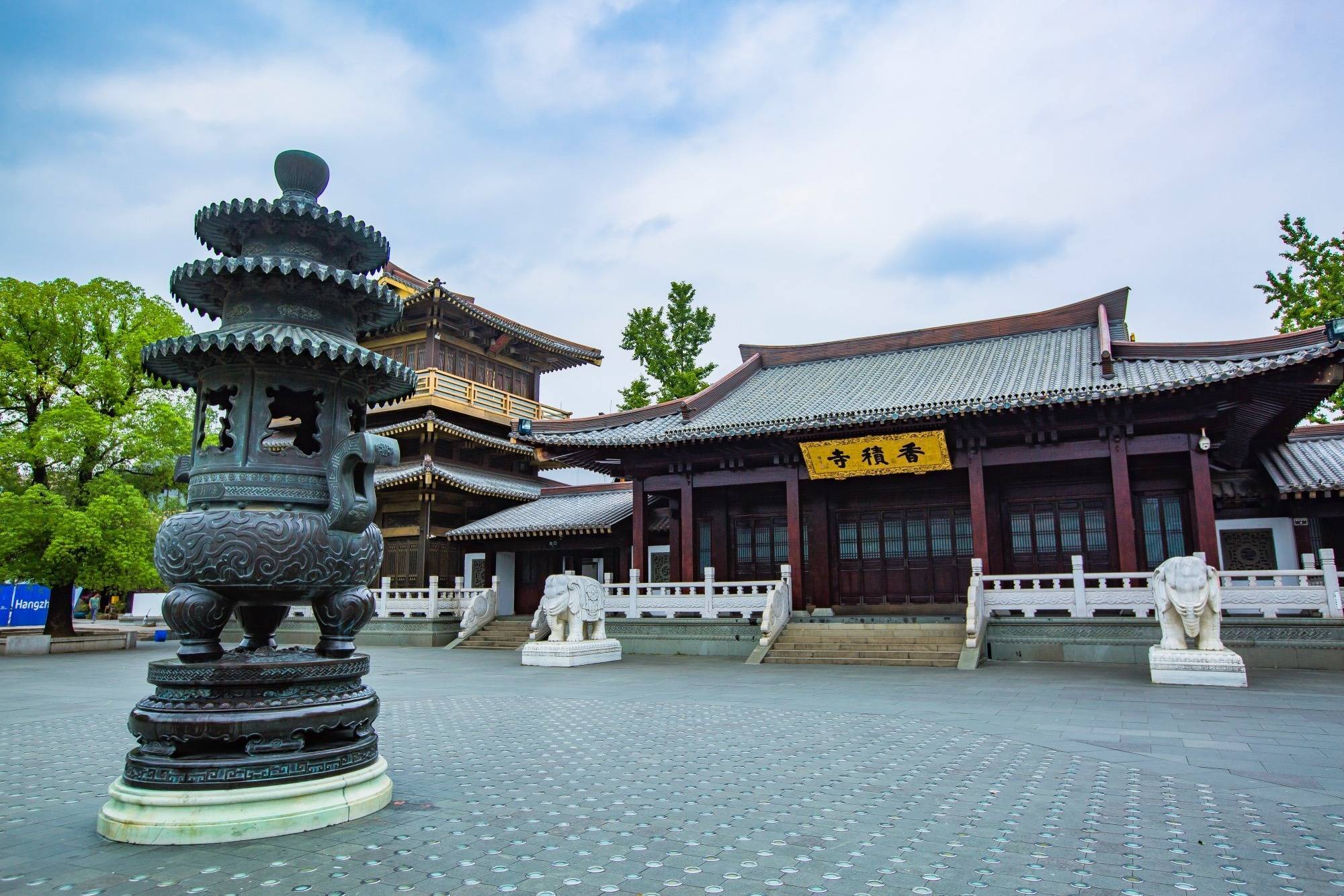 杭州有一座位于闹市中的寺庙，古朴幽静，寺中还供奉着“食神”