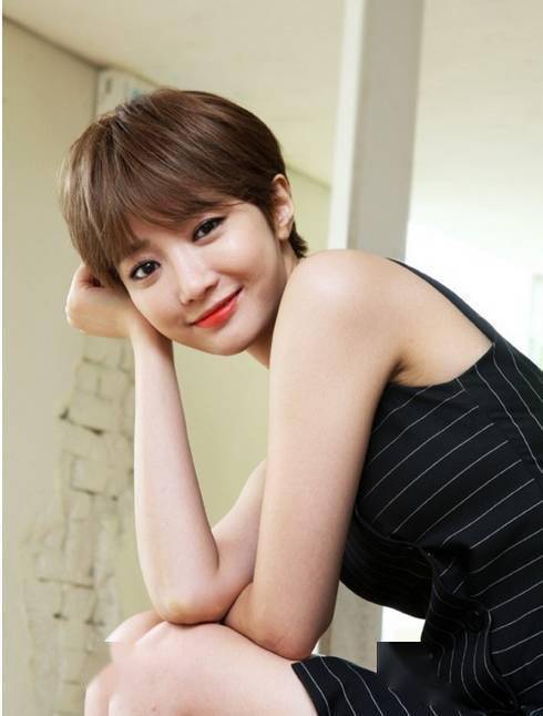 第二款:齐耳短发韩国美女演员金泰希也是在2015年将头发剪成短,是在