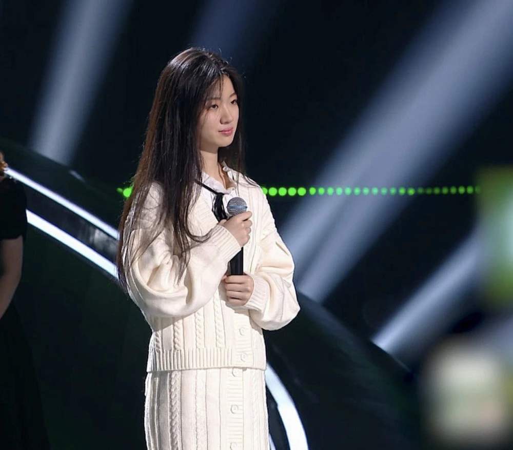 一开嗓就上热搜,导师李健让她压轴,00后的单依纯到底什么来头_声音