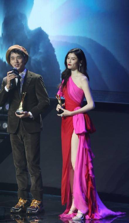 她年轻时也不仙不算白,能看出皮肤的真实状态_身材_李小冉_曲线