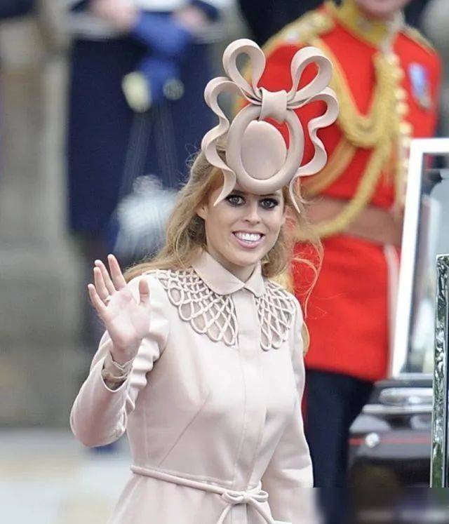 碧翠丝公主之前就佩戴过,像橘子皮组装在一起的帽子