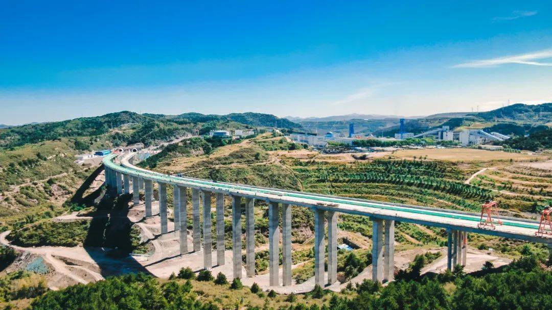 9月23日,昔榆高速公路项目扬子江特大桥t梁全部铺架完成.