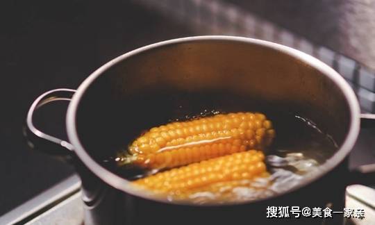 煮玉米时，只加盐可不行，加几克它，玉米更香更甜，吃了不拉肚子