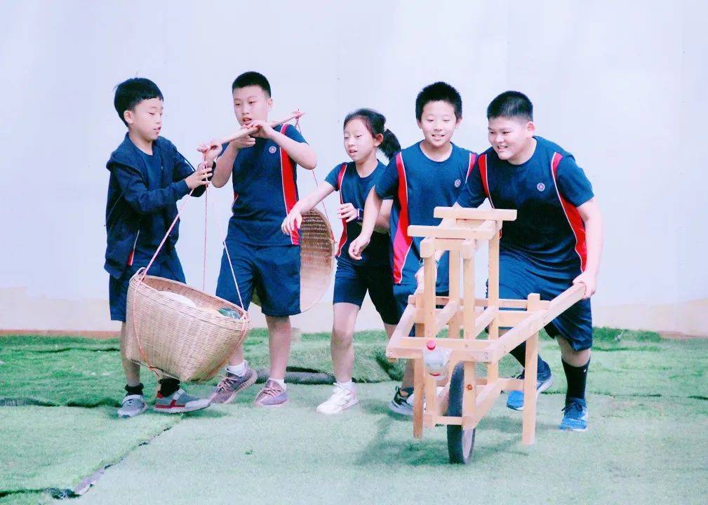 3-6年级的大孩子们来到房山农趣大观园,进行劳动教育主题体验:在专业