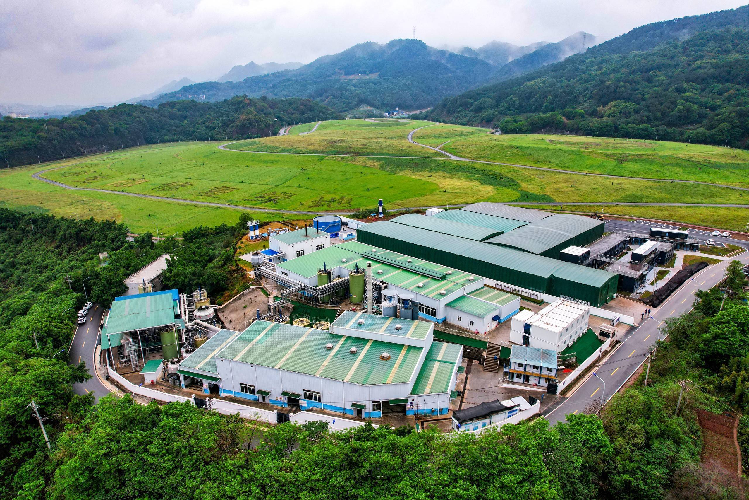 从空中俯瞰,全国最大的垃圾填埋场生态修复工程—长生桥垃圾填埋