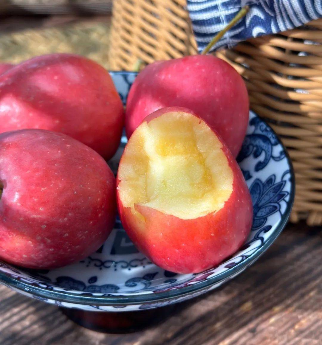 有迷人香妃,招蜂引蝶的香,有糖心苹果,沁人心脾的甜,还有海棠果,唾液