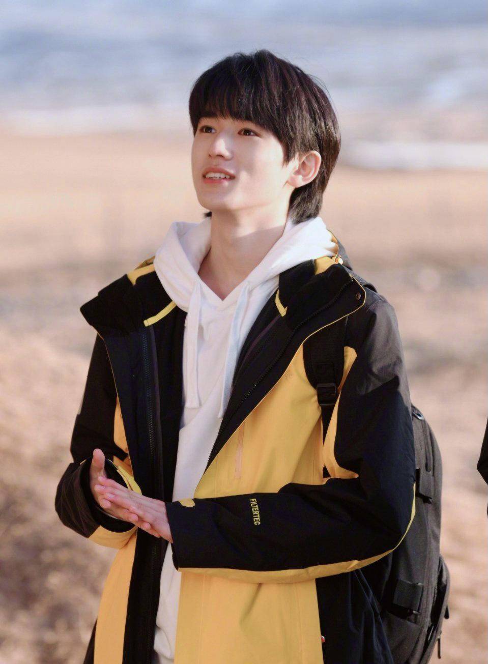 宋亚轩运动大片曝光,穿运动衣湿发阳光帅气,率真笑容引人_时代_年龄