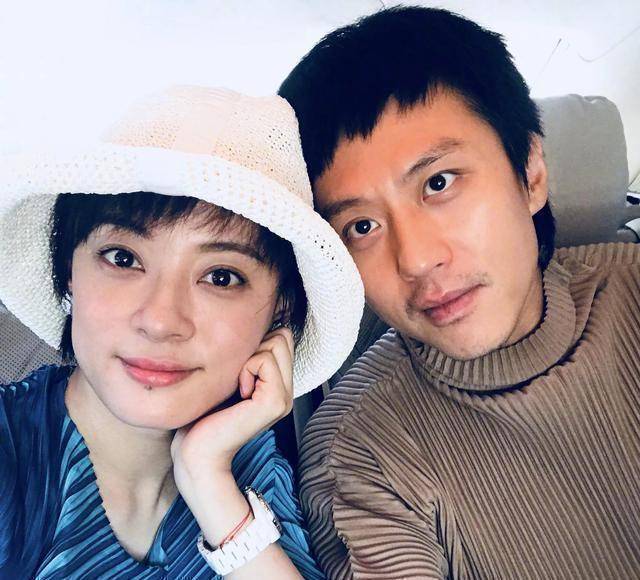 被忽悠当了演员,娶小10岁"小董璇"为妻,今47岁一家三口很幸福_刘晓洁