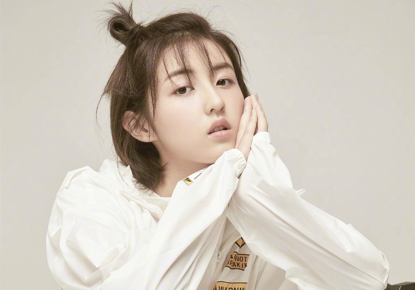 国民妹妹真的长大了,20岁的张子枫有多厉害,现在颜值身材很美_电影