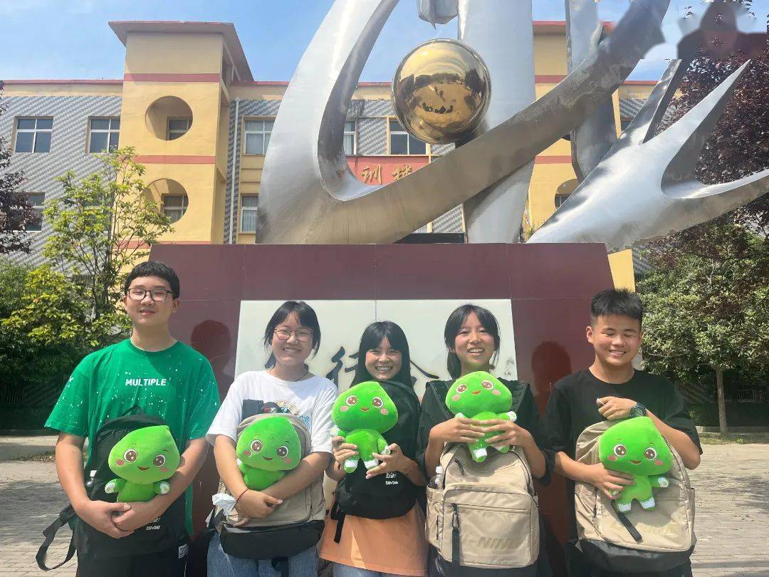 燕山石化第一期"朝阳奖学金"在颍上县黄桥镇石化学校发放_教学_校服