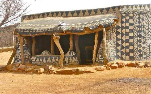 非洲神秘彩绘村，男人建造女人画画。陵墓太精美而无法分辨