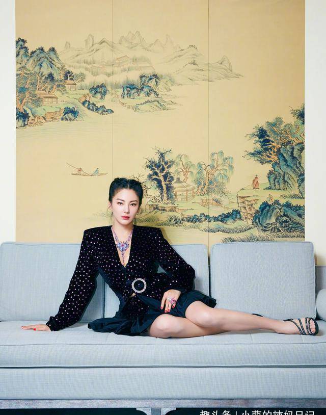 33岁张雨绮现身机场,穿风衣配雨靴秀美腿,干净利落很霸气_身材_时尚