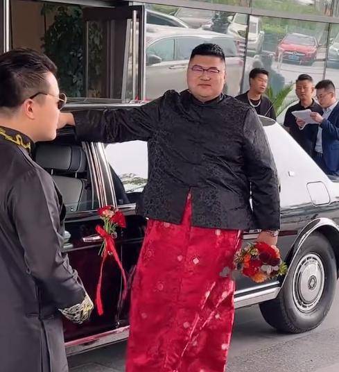 猴哥说车低调结婚,婚宴用200元白酒被疑太抠门,亲戚曝背后真相_质疑