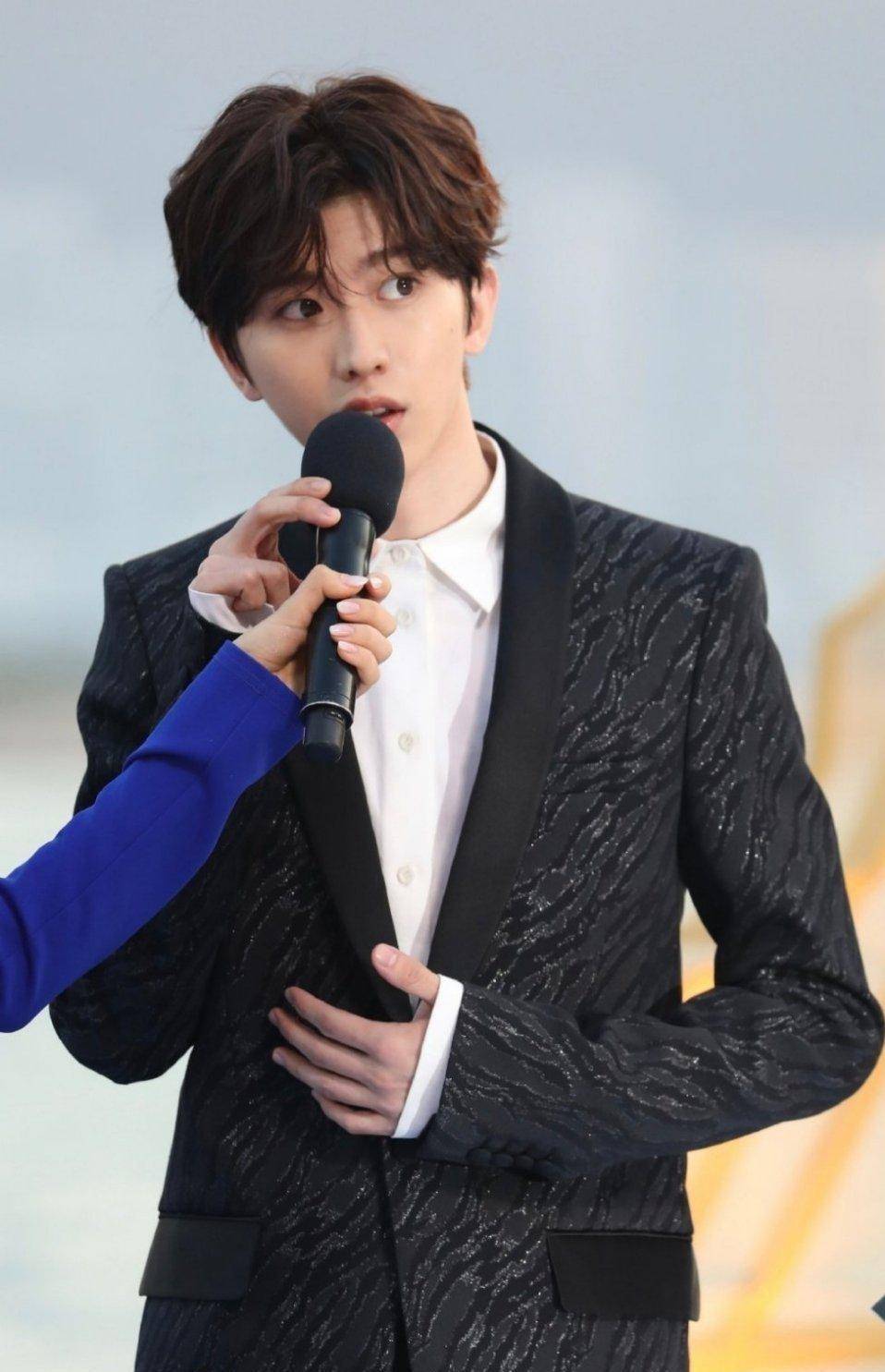 男星已婚未婚大不同,蔡徐坤接话筒小心翼翼,李荣浩秀恩爱_王一博_异性