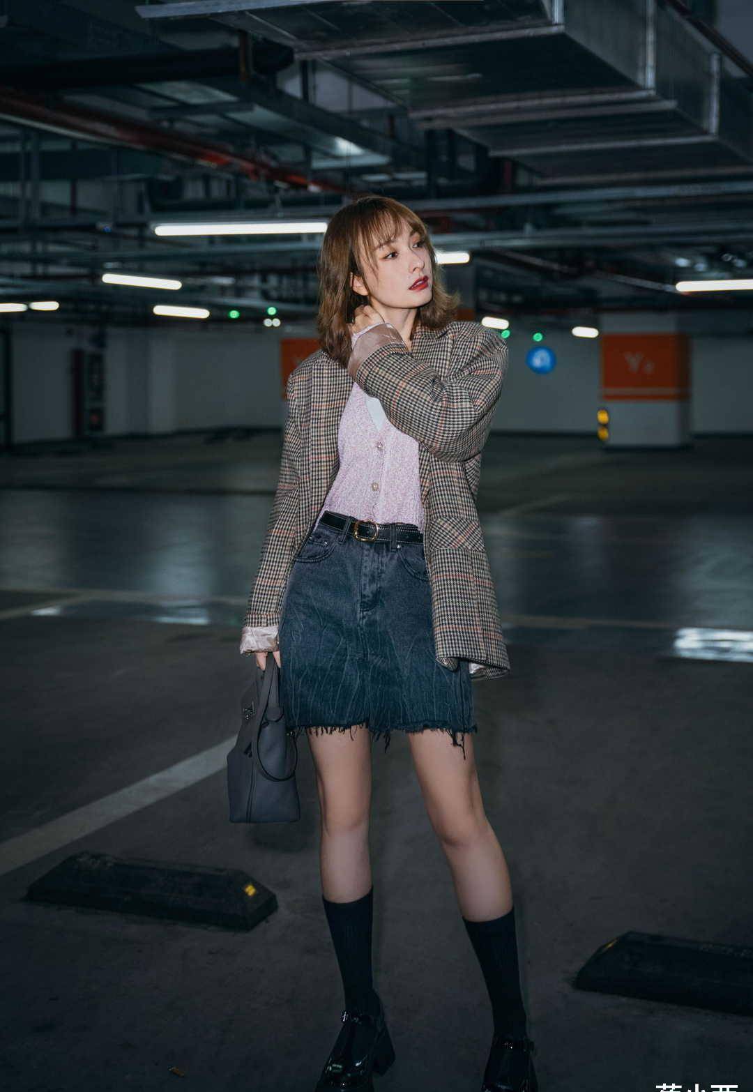 吴昕的私服穿搭太超前,牛仔外套混搭小高领,配上奶奶裤还挺潮_连衣裙