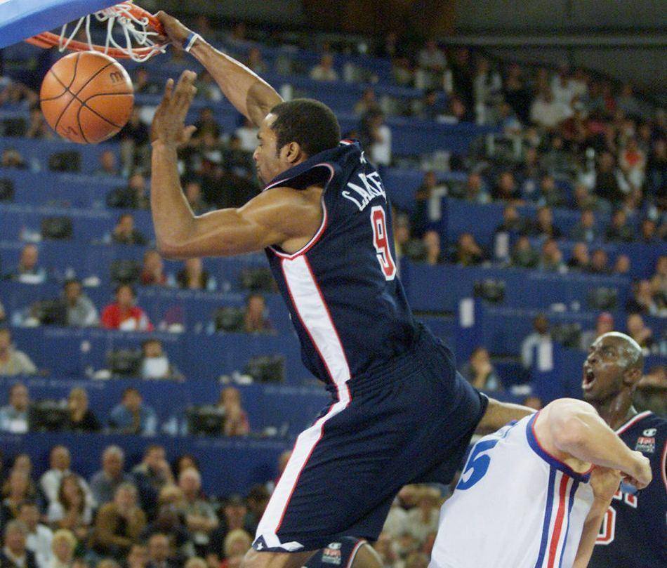 2000年的奥运会上,卡特在面对身高2米16的法国中锋毫无惧色,直接在他