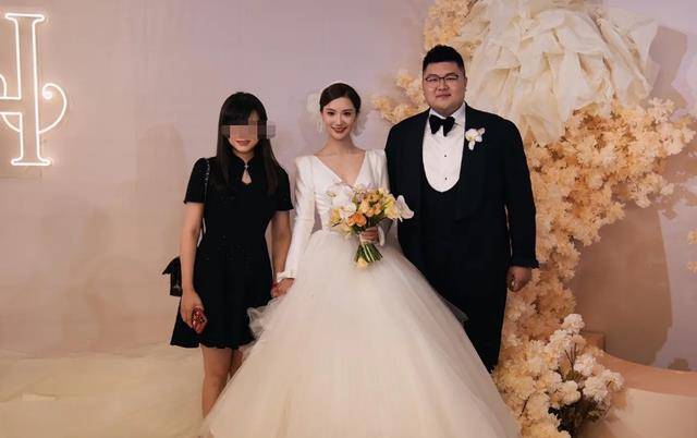 网红猴哥结婚,妻子婚服多达5套,绯闻前女友痞幼聂小雨均未到场_痞子