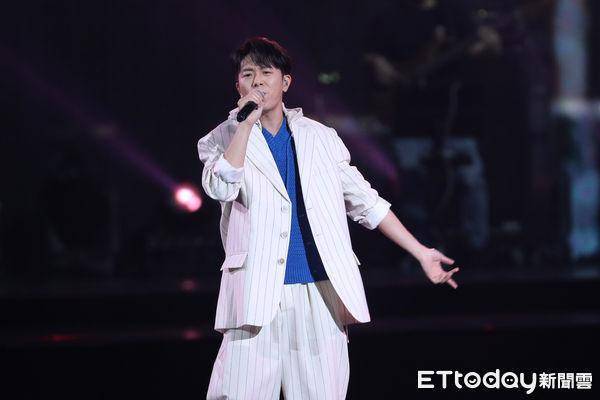 韦礼安去年被拍到和圈外女友当街甜蜜约会,之后也大方认爱,如今交往2