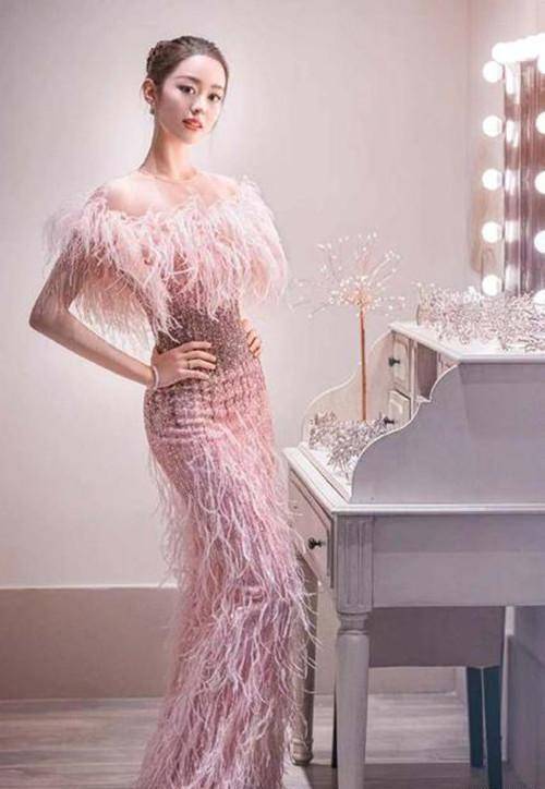 胡静不愧是气质女神 穿"羽毛"礼服裙如仙女"天鹅颈"好惊艳_服装_元素