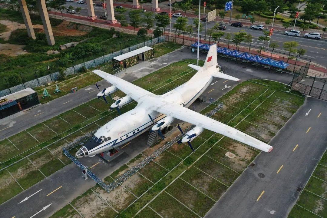 湛江市坡头区奥林匹克体育中心侧,园区有陆军,空军退役装备展区和海军