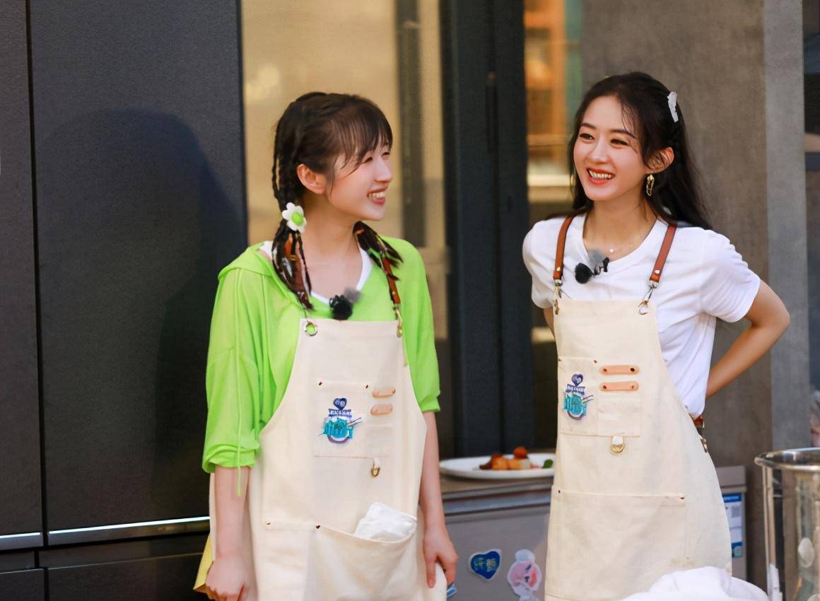 赵丽颖和00后小花自拍,脸小一半都不用ps_李浩菲_显得_造型