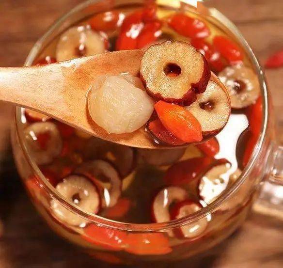 早起空腹吃几粒红枣,坚持一段时间,5大好处或"不请自来"_作用_清水