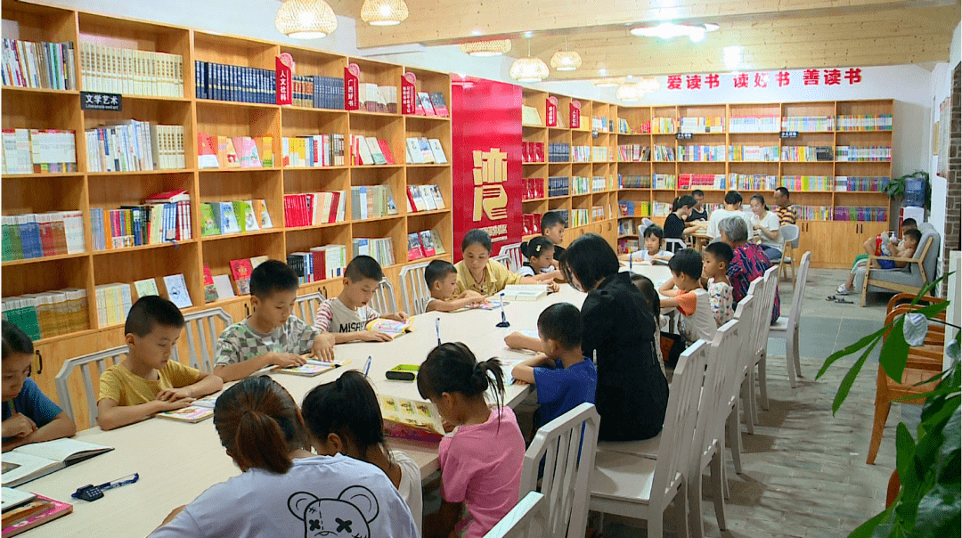 在为村民提供丰富精神文化食粮的同时,也成为了家门口的"文化充电站"