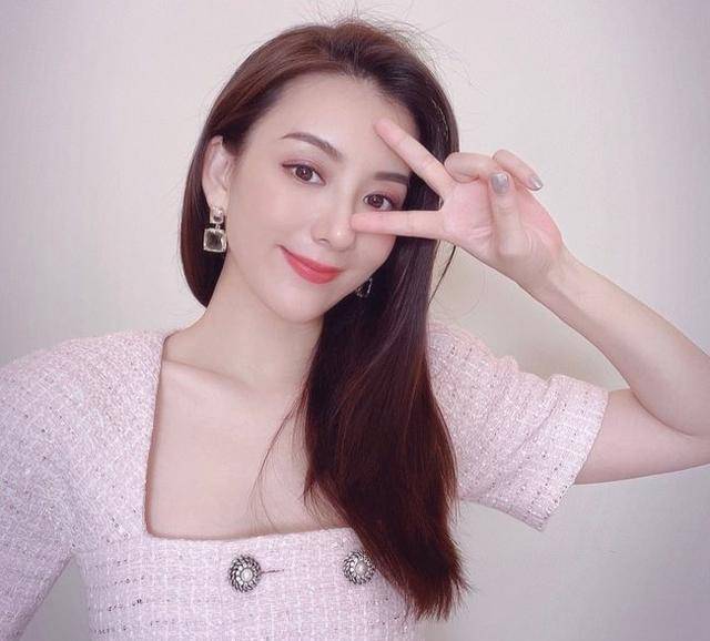 天王嫂方媛模仿漫画少女拍照,时尚锁骨吸睛,唇红齿白眼睛超迷人