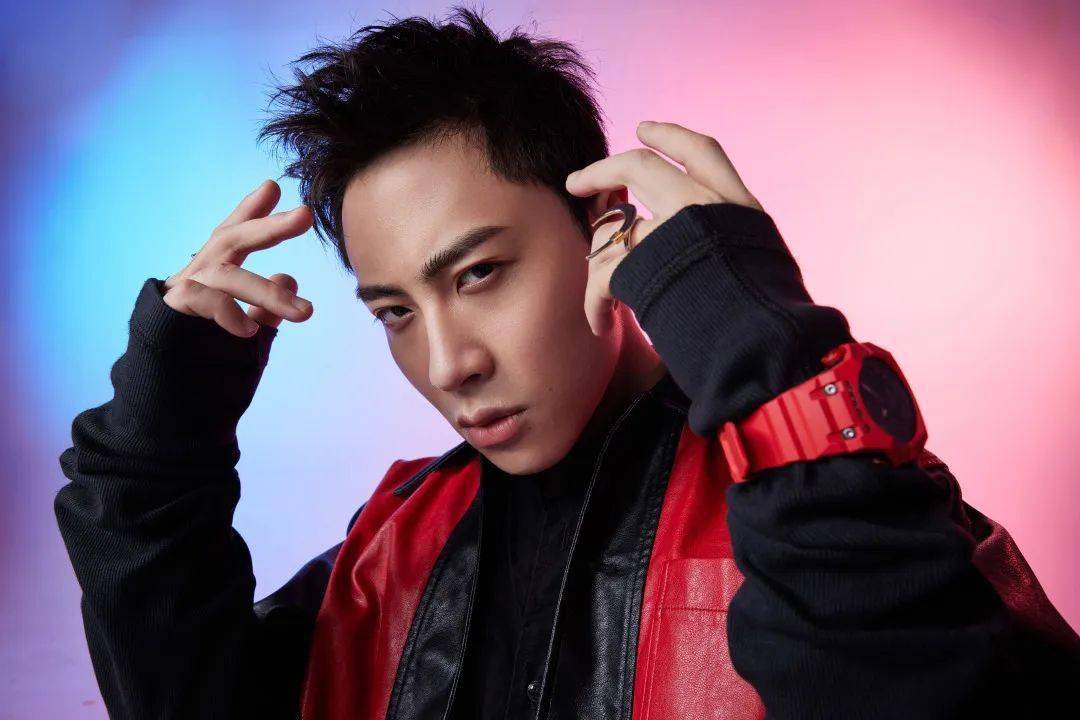 ice杨长青不同于红色的轰轰烈烈,作为时尚三原色之一,与生俱来的神秘