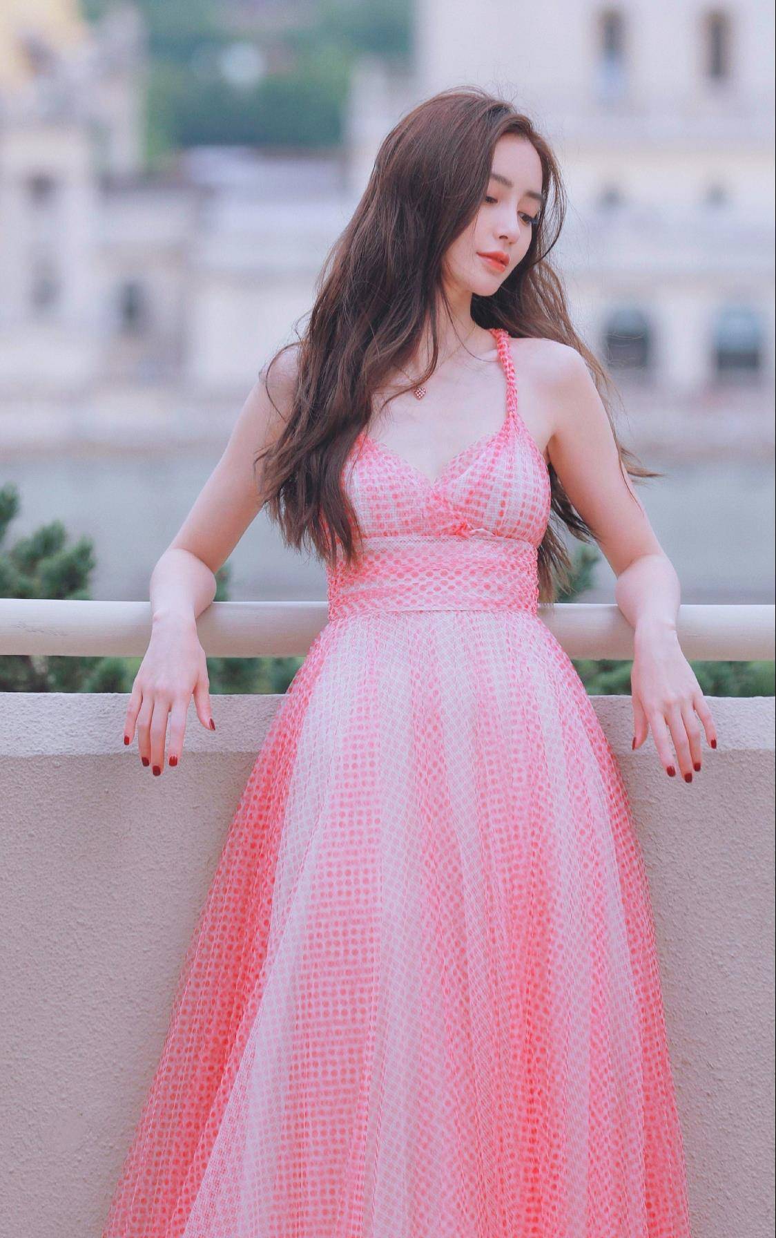 杨颖机场又现新风格,白色体恤搭配高腰时尚裙,纤瘦腰身太吸睛_粉色